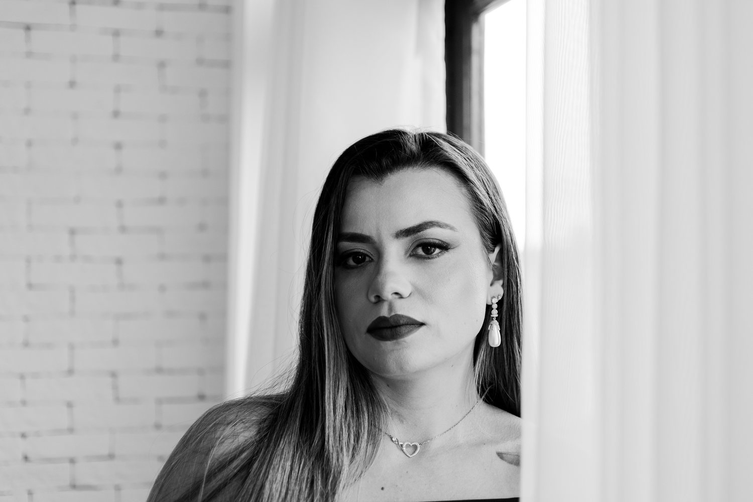 Retrato editorial de Amanda Simeão em preto e branco