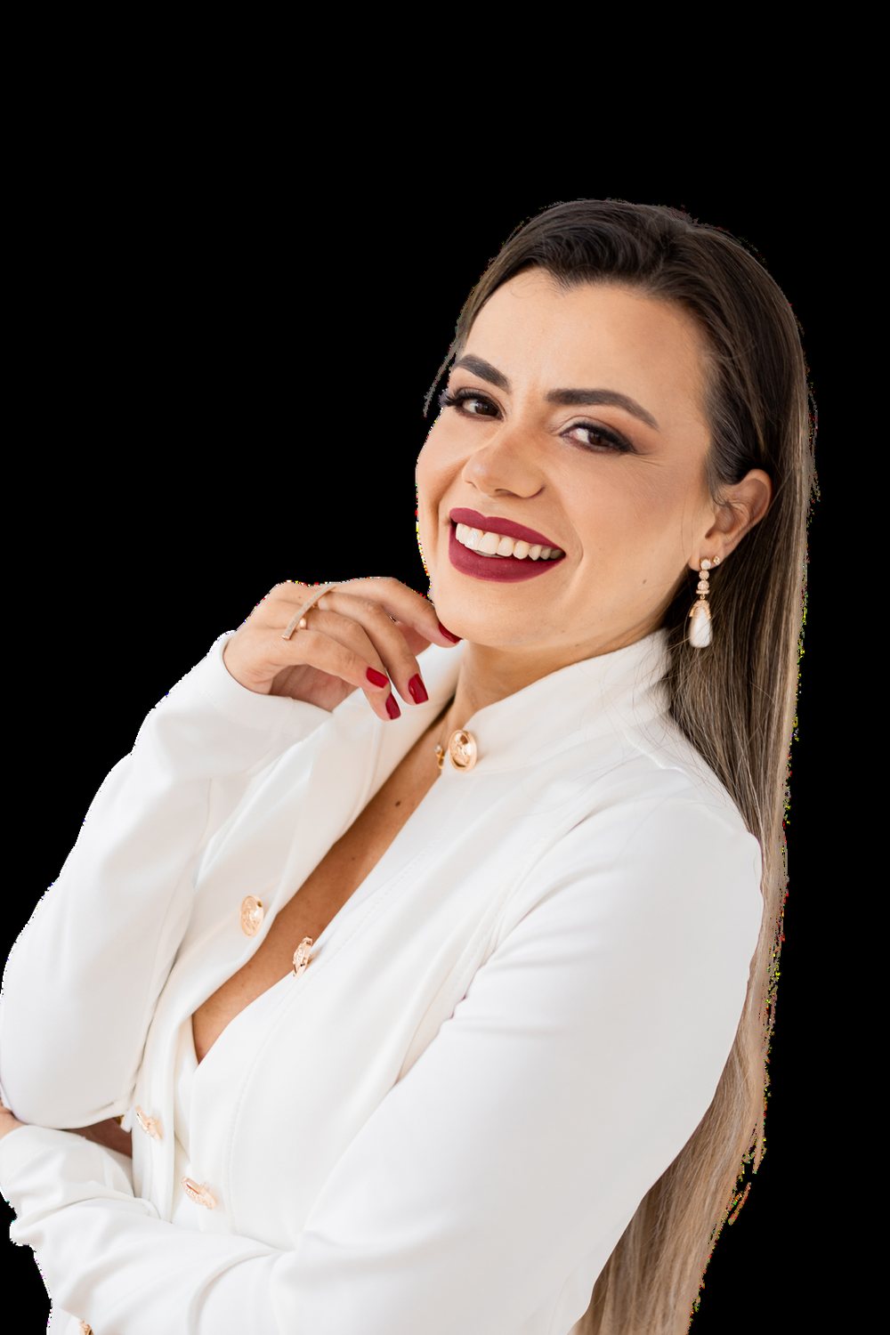 Amanda Simeão sorrindo, retrato em fundo escuro